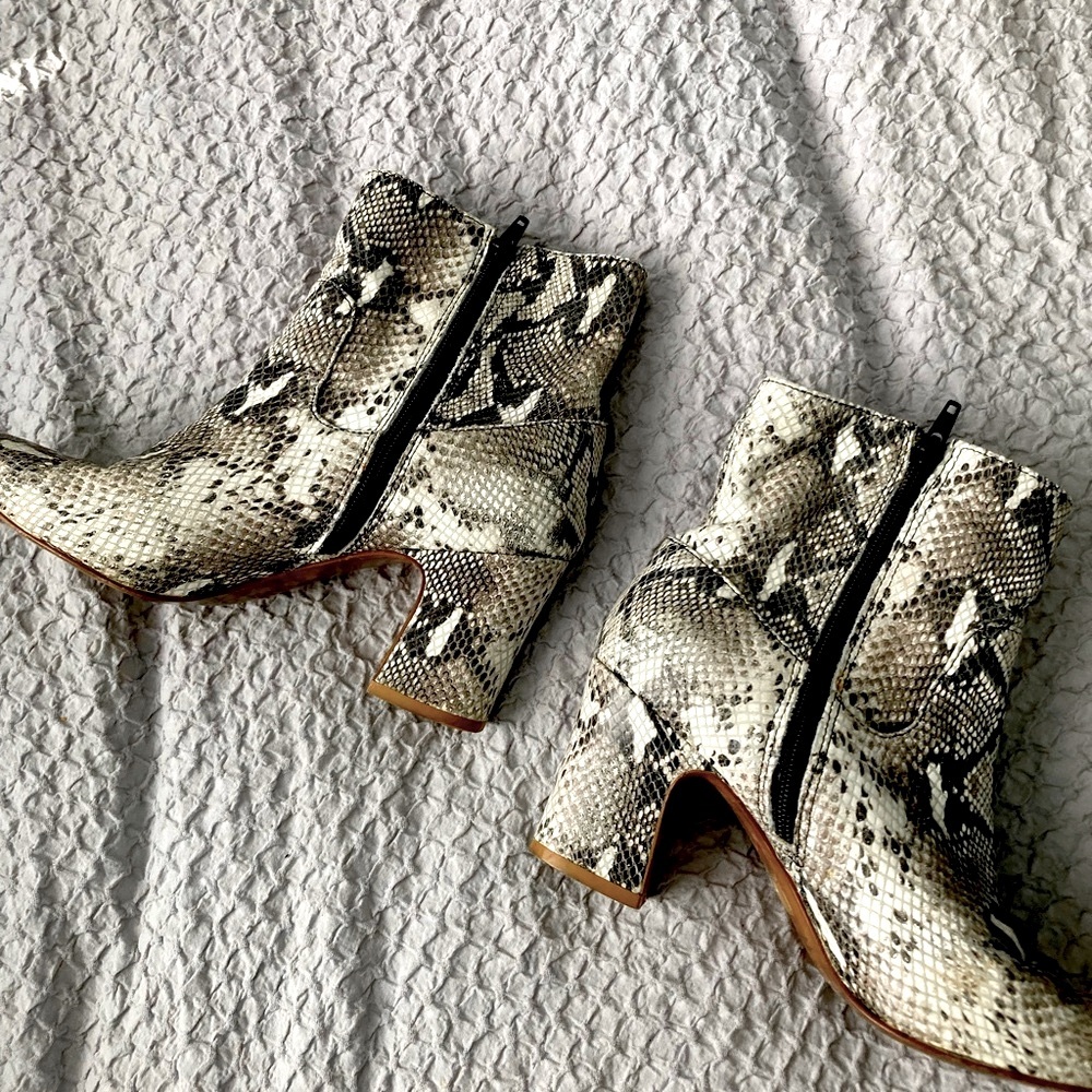 Chinese Laundry boots . Size 7-7.5x
Super comfy faux snake skin boots.